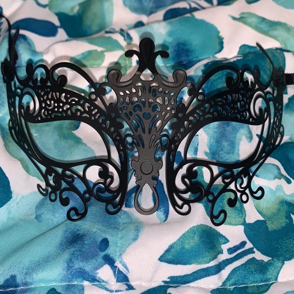 Black masquerade mask